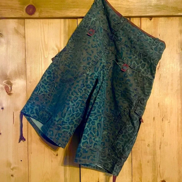 Jaded London Green Cargo Shorts with Distressed Style - Picture 2 of 3